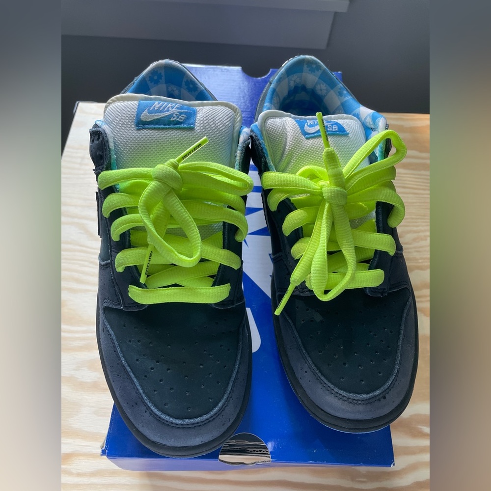 Men’s 6.5 Nike SB blue lobsters.